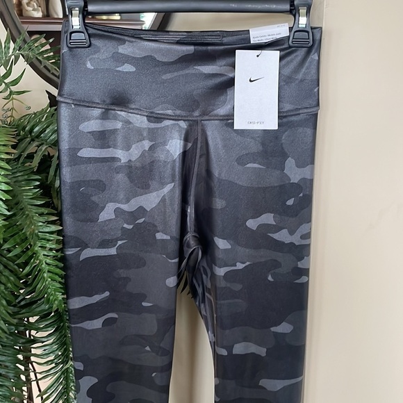 Brand New Nike Dri-Fit One Full Length Mid Rise Shiny Black & Grey Camo Leggings - Picture 2 of 14